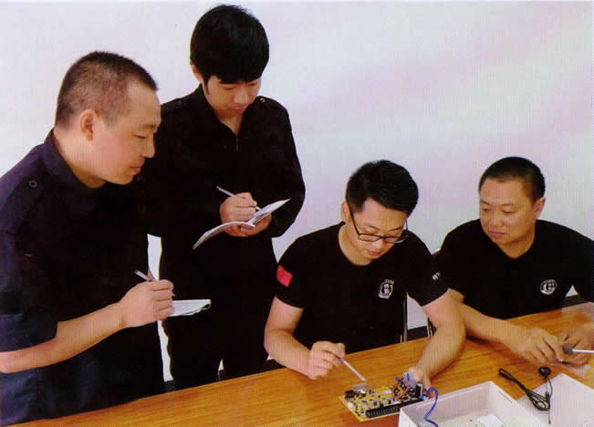 陳博（右二）爲隊員講解設備安裝技巧