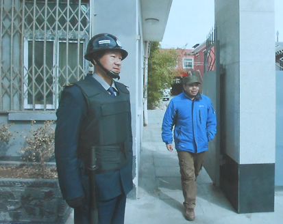 劉永軍在門崗執勤