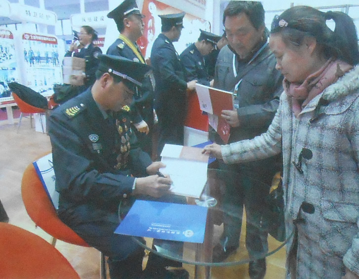 劉永軍爲讀者簽名