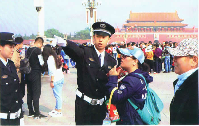 保安員爲遊客指路